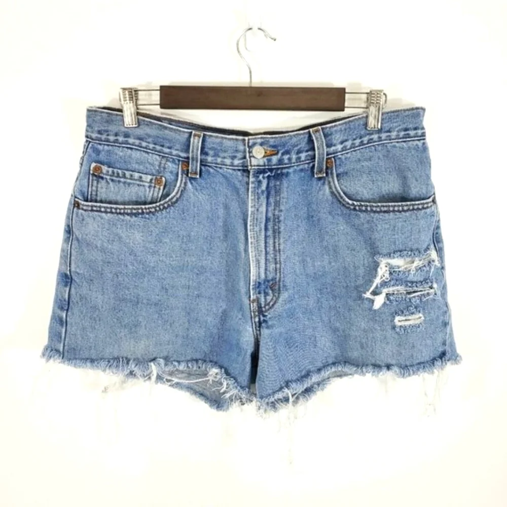 LEVI'S - EUC, Relaxed Fit 550 Cutoff Jean Shorts, Size 34 - Picture 2 of 6